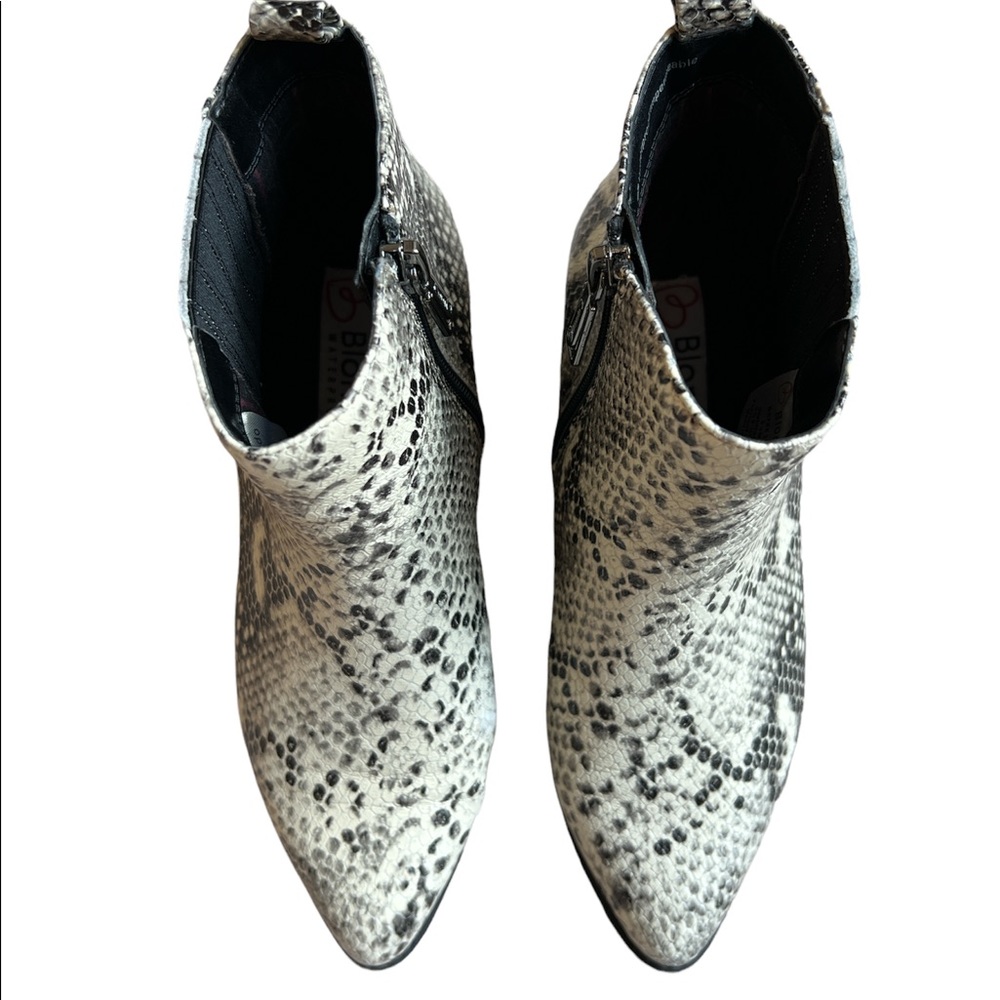 Blondo Elvina Cream Snake Print Waterproof Ankle Boots in Size 8.5 - Like new - Picture 3 of 10